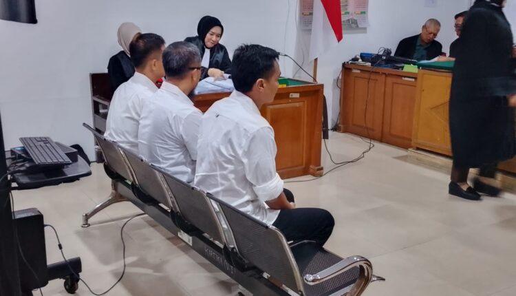 Tiga terdakwa dihadirkan dipersidangan.