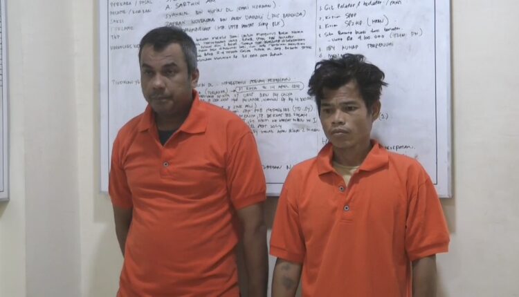 Kedua pelaku saat diamankan.