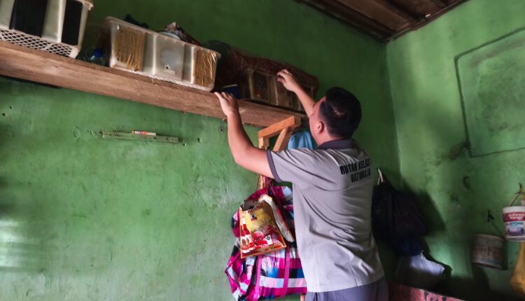 Lapas Baturaja menggelar razia kamar hunian.