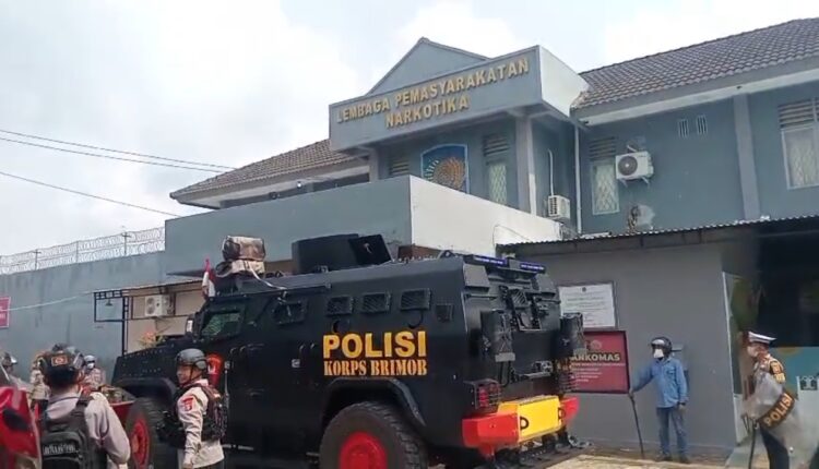 Kendaraan taktis dari Satbrimob dikerahkan guna meredam kerusuhan di Lapas.