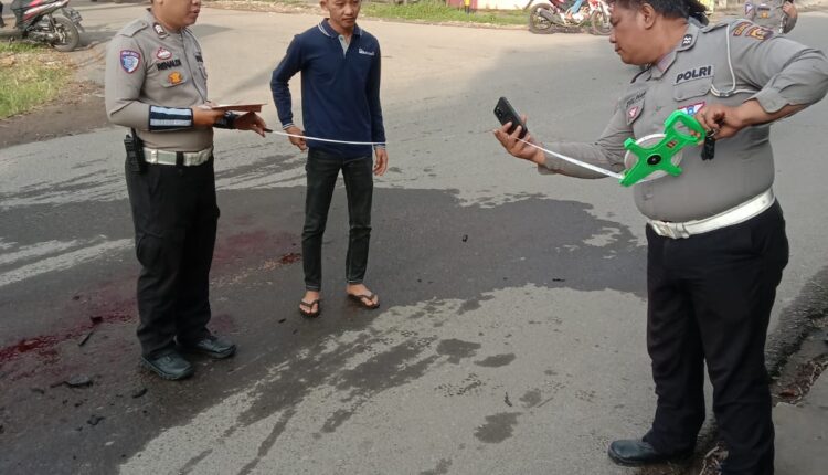 Polisi saat melakukan olah TKP.