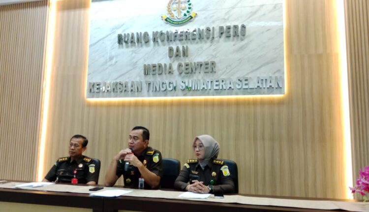 Aspidsus Kejati Sumsel Umaryadi melakukan siaran pers di Kejati Sumsel.