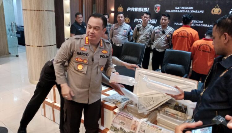 Tersangka dan barang bukti.