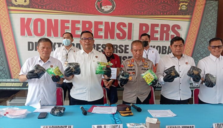 Tersangka beserta barang bukti 11 kilogram sabu-sabu saat dihadirkan di Press Release di Polda Sumsel.