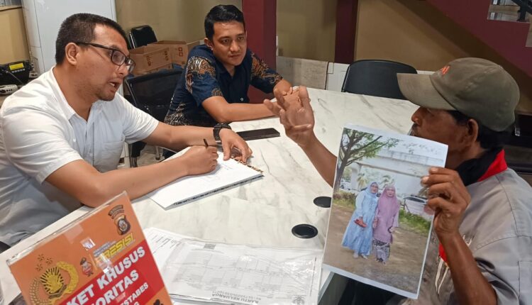 Anang menunjukan foto istrinya yang tak kunjung pulang.
