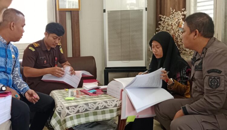 Tim Pidsus Kejari Musi Rawas limpahkan berkas lima tersangka ke PN Palembang.