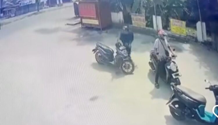 Cuplikan video aksi curanmor yang terekam CCTV.
