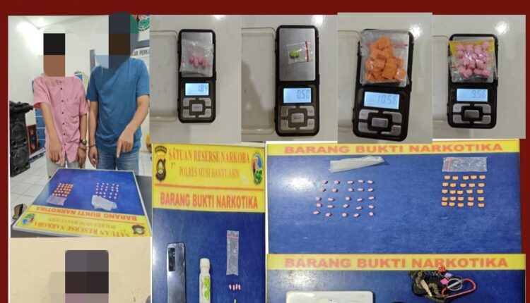 Tersangka berikut barang bukti.