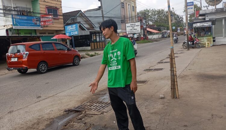 Korban saat menunjukkan lokasi tempat gerobaknya yang ditabrak.