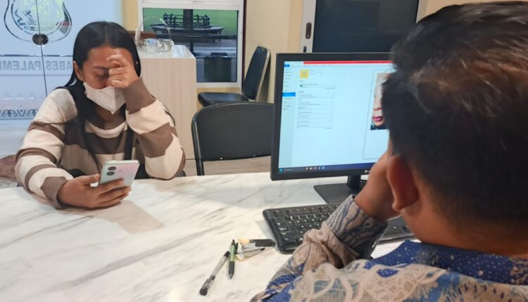 Korban membuat Laporan Polisi.