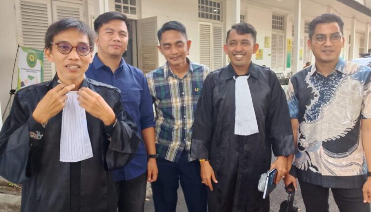 Tim Kuasa hukum dari kantor Bantuan Hukum Harimau Sumatra Bersatu ditemui di PN Palembang.