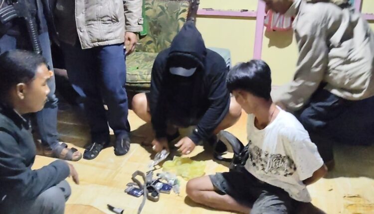 Tersangka beserta barang bukti saat diamankan.