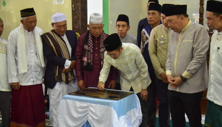 Penandatanganan Batu Prasasti sebagai simbol peresmian Masjid Al-Hidayah.