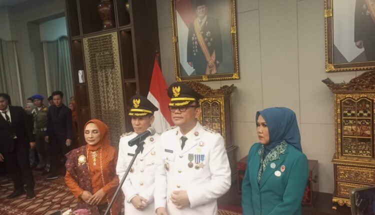 Bupati Empat Lawang, Joncik Muhammad dan Wakil Bupati Empat Lawang, Arivai saat diwawancarai usai pelantikan.