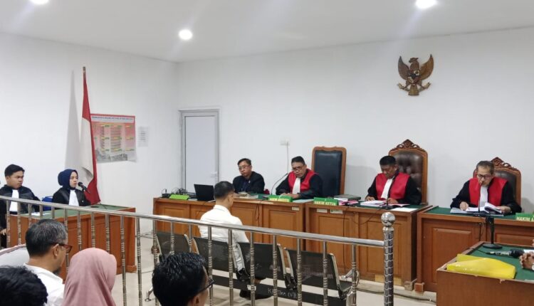 Majelis hakim PN Tipikor bacakan Putusan Sela dipersidangan.
