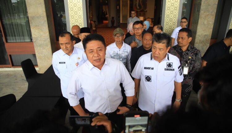 Gubernur Provinsi Sumsel, Herman Deru menerima kunjungan Gubernur Kepulauan Bangka Belitung (Babel) Hidayat Arsani di Palembang. (Foto: Pemprov Sumsel)