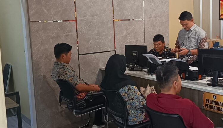 Perwakilan guru SMP N 15 Palembang membuat Laporan Polisi.