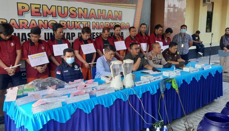 Tersangka beserta barang bukti saat dihadirkan di Press Release Polda Sumsel.