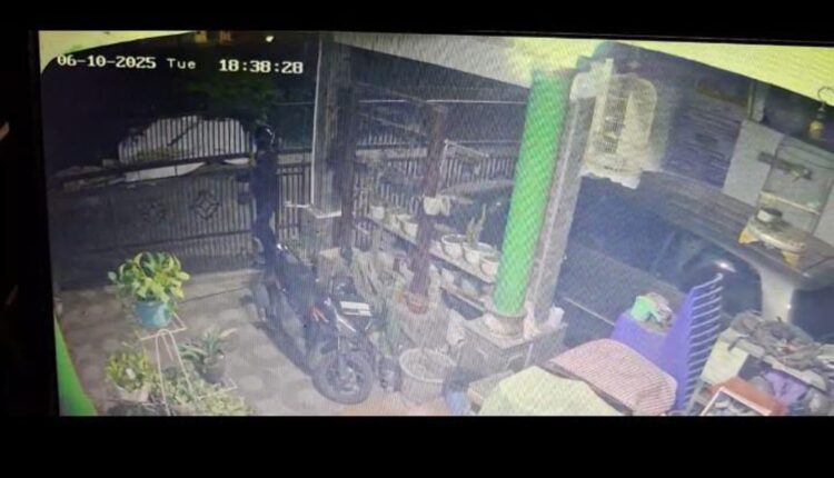 Rekaman CCTV memperlihatkan pelaku saat beraksi.