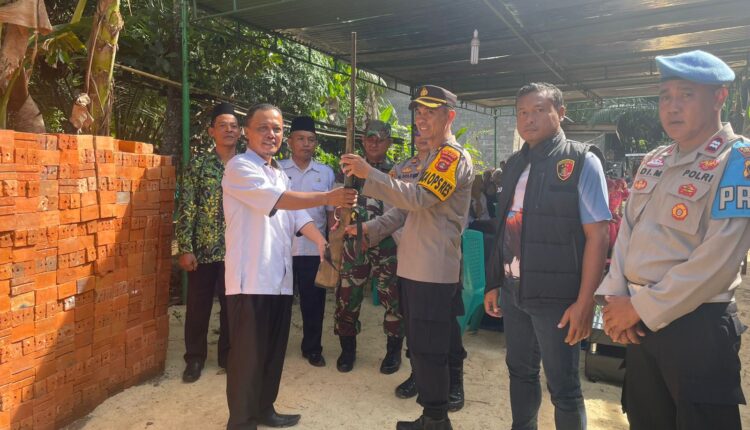 Kepala Desa Ciptodadi 1, Edi Wahyudi (42) menyerahkan satu pucuk senjata api rakitan jenis kecepek laras panjang tanpa amunisi ke Polsek Jayaloka.