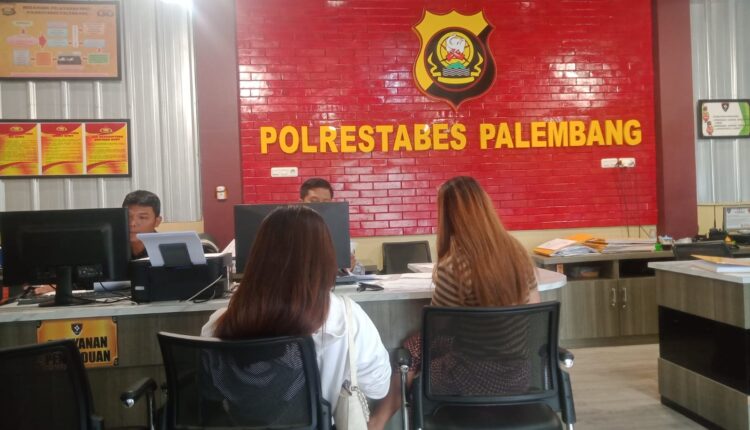 Korban membuat laporan di SPKT Polrestabes Palembang.