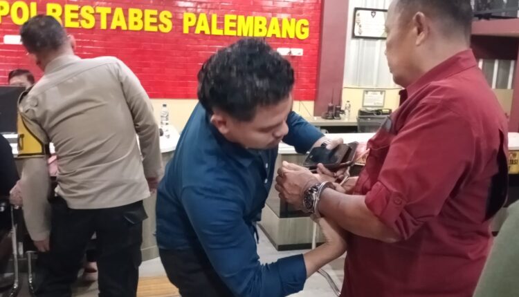 Pelaku saat diamankan di Polrestabes Palembang.