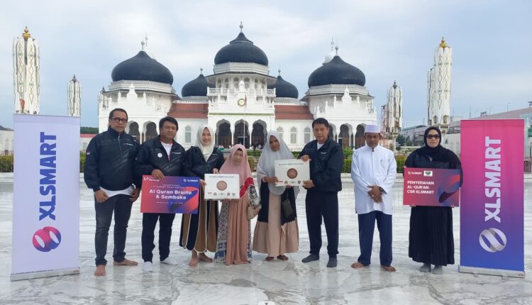 Director & Chief People Officer XLSMART, Jeremiah Ratadhi, (kedua dari kiri) saat penyerahan wakaf Al-Quran yang dilaksanakan di halaman Masjid Raya Baiturrahman, Jl. Moh. Jam No.1, Kp. Baru, Kecamatan Baiturrahman, Kota Banda Aceh, Provinsi Aceh, pada Jum’at (20/06/2025).