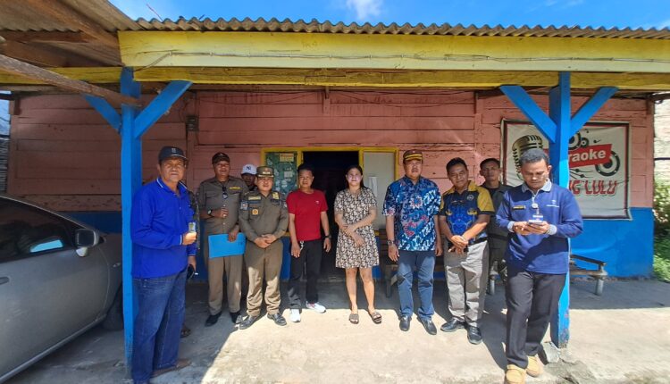 Sat Pol-pp dan Damkar Kabupaten OKI saat melakukan razia warung remang-remang di wilayah Lintas timur Kabupaten OKI.