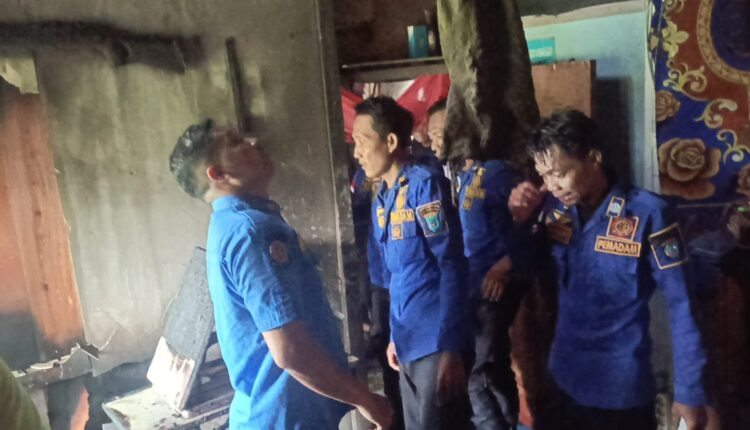 Tim Pemadam Kebakaran ( Damkar) OKI saat berusaha memadamkan kobaran api yang melahap rumah Milik, Edi Tumpang, warga Desa Tanjung Serang, Kabupaten OKI.