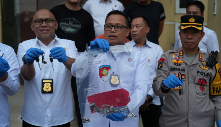 Tersangka beserta barang bukti dihadirkan di Press Release di Polda Sumsel.