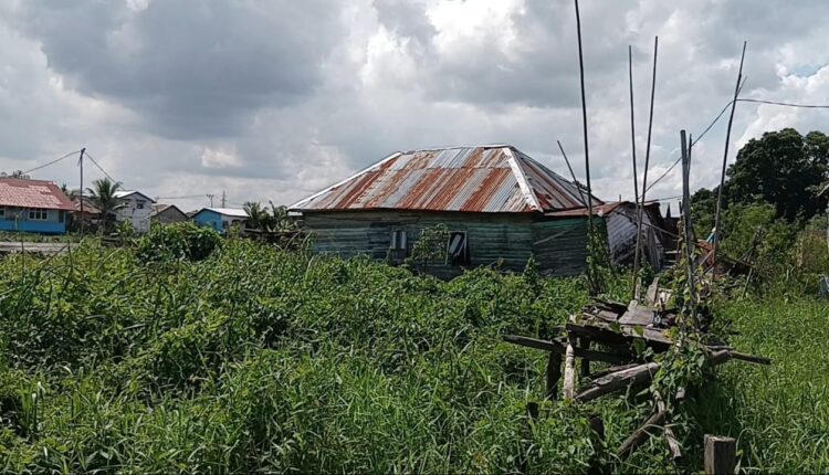 Kondisi rumah kayu dan jembatan yang roboh.