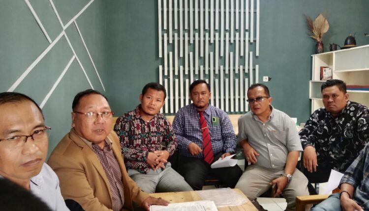 Penggugat Direktur PT Magna Beatum, Rainmar Yosnaidi didampingi kuasa hukumnya advokad Kemas Ahmad Jauhari saat memberikan keterangan.