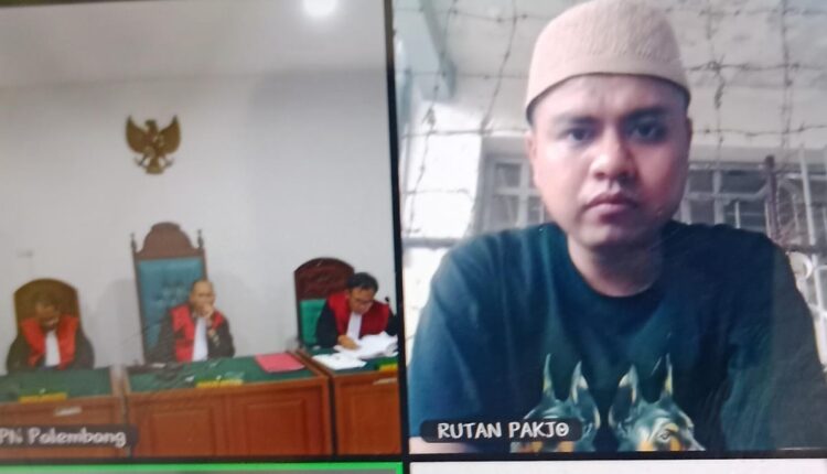 Terdakwa jalani sidang di PN Palembang secara online.