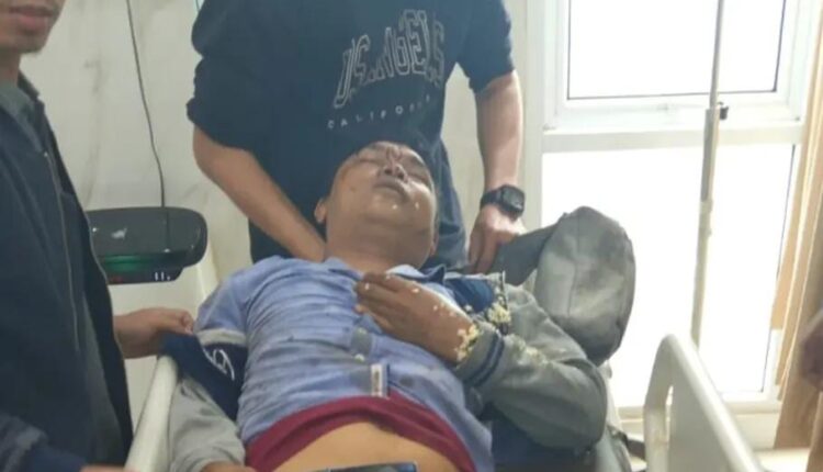 Korban dilarikan ke Rumah Sakit.