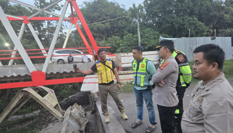 Kapolres Lahat AKBP Novi Ediyanto, didampingi Kasat Samapta AKP Heri Irawan, Kasat Lantas Iptu Jhoni Albert, meninjau langsung lokasi robohnya Jembatan Muara Lawai, Kecamatan Merapi Timur.