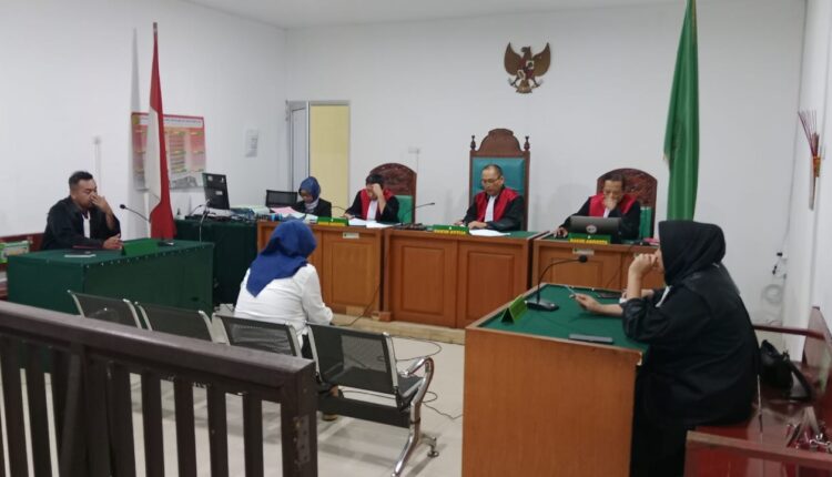 Terdakwa Weni Aryanti dihadirkan disidang untuk mendengarkan pembacaan putusan.