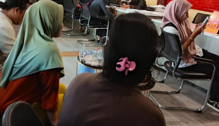 Korban didampingi kakak membuat Laporan Polisi.