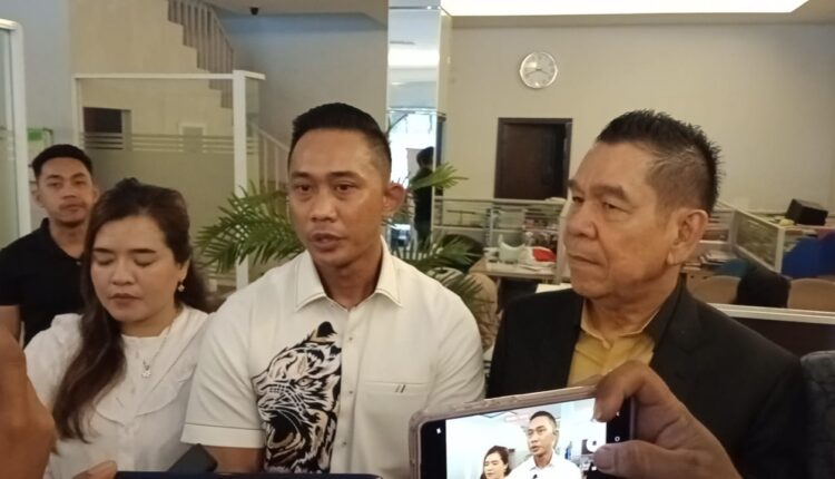 Joss saat konferensi bersama pengacaranya.