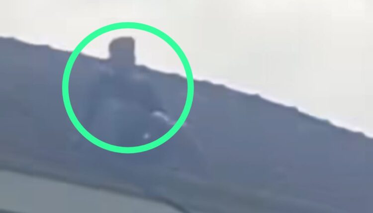 Tersangka di atas atap rumah warga.