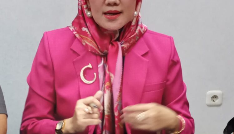 Aktivis Perempuan, Cornie.