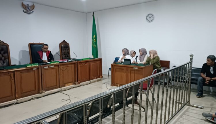 Suasana sidang di PN Palembang saat Hakim Ketua bacakan gugatan Praperadilan Tersangka Kasus Dugaan Korupsi PMI.