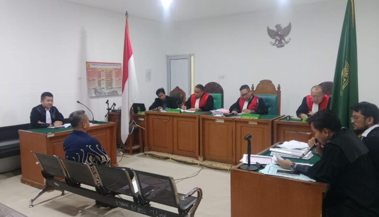 Tim kuasa hukum terdakwa membaca nota pembelaan di persidangan.