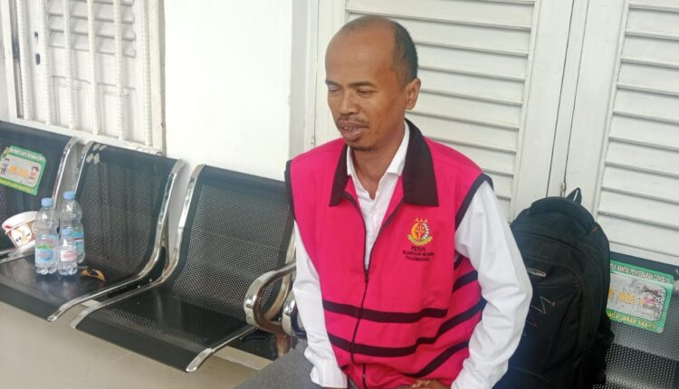 Terdakwa Alex Rahman, selaku staf pribadi Kadisnakertrans Sumsel.