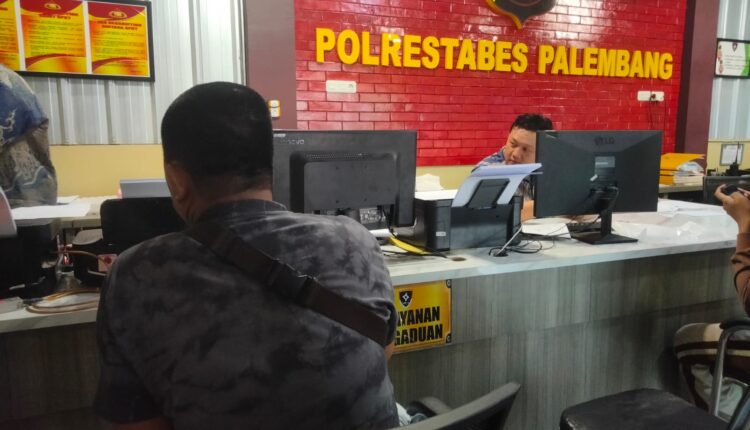 Korban membuat Laporan Polisi.