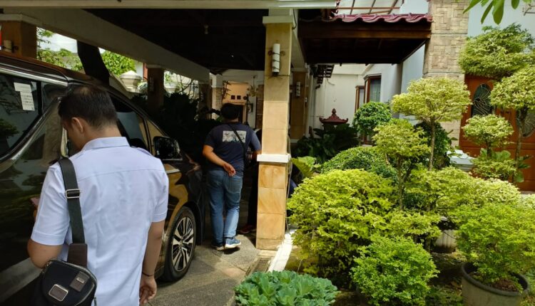 Suasana penggeledahan rumah mantan Gubernur Sumsel, Alex Noerdin.