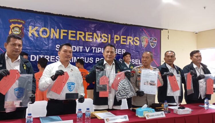 Pelaku beserta barang bukti saat dihadirkan dalama Press Release di Polda Sumsel.