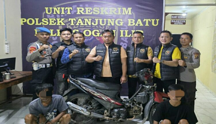 Kedua tersangka beserta barang bukti saat diamankan di Polsek Tanjung Batu.