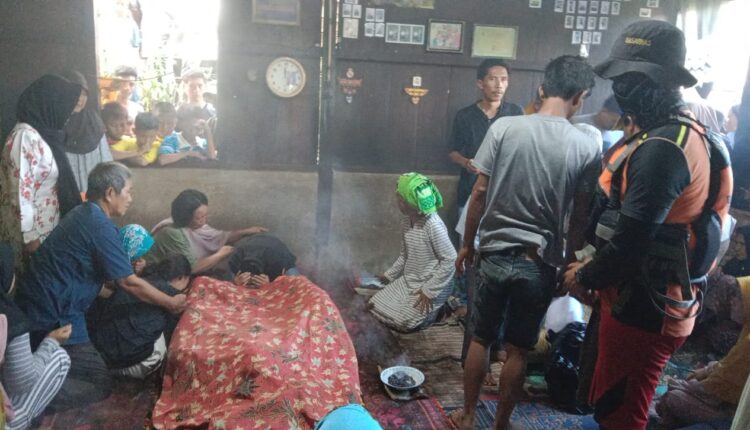 Korban di rumah duka.