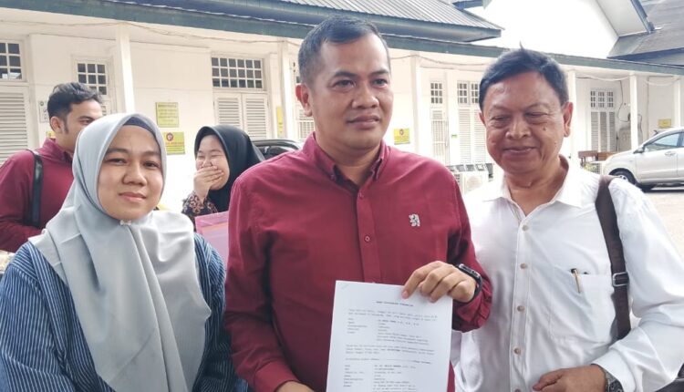 Tim kuasa hukum pihak penggugat M Novel Suwa, selaku Direktur LBH Bima Sakti.