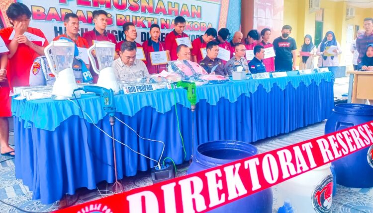 Polda Sumsel saat melakukan pemusnahan.